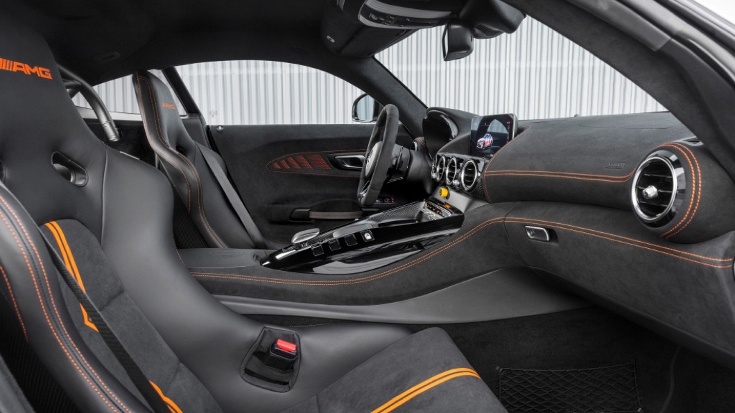 車艙採用輕量化材質打造，車內座椅材質選用Nappa與DINAMICA材質包覆。(圖片來源/ M-Benz)