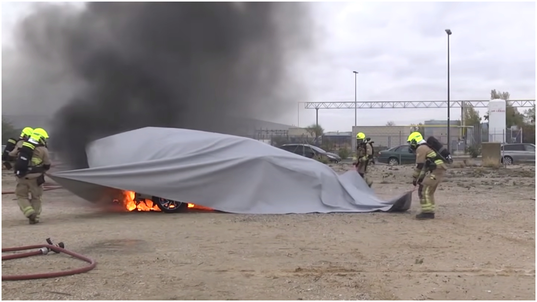 滅火毯也能控制電動車鋰電池起火狀況。(圖片來源/ Bridgehill)