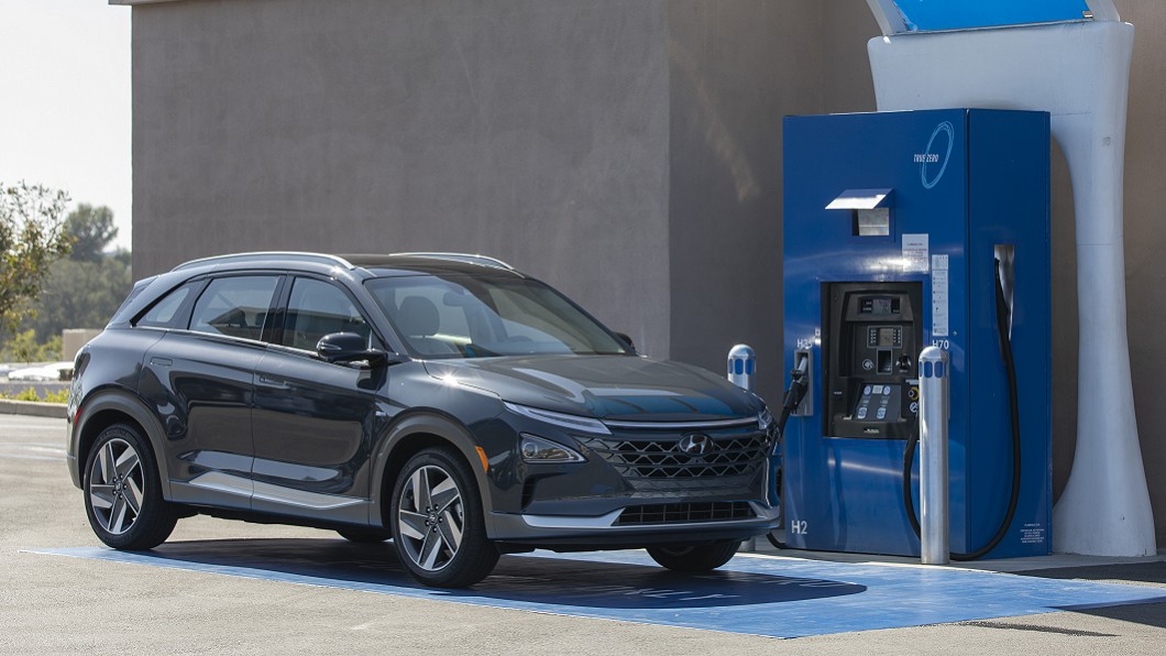 氫燃料電池補充能量只要短短幾分鐘，與目前加油速度相近。(圖片來源/ Hyundai)