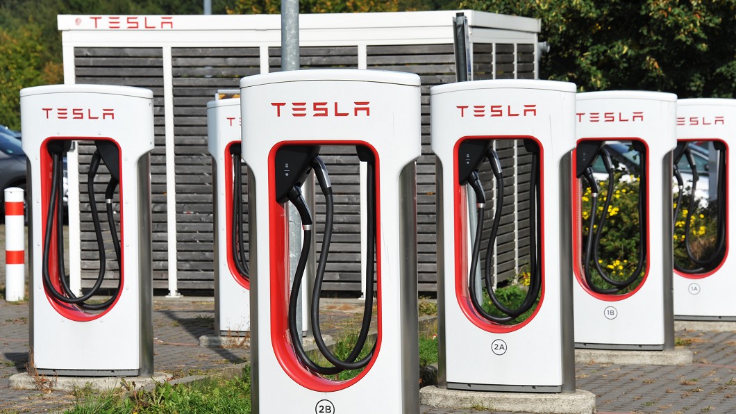 Tesla在全世界的超充站都有著超時佔用費用的制度，費率皆與台灣差不多。（圖片來源/ Tesla）