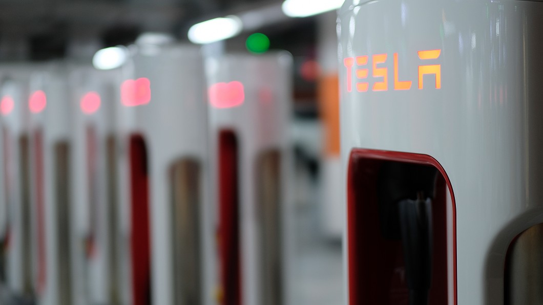 Tesla今年在上海設立超級充電樁工廠。(圖片來源/ shutterstock)