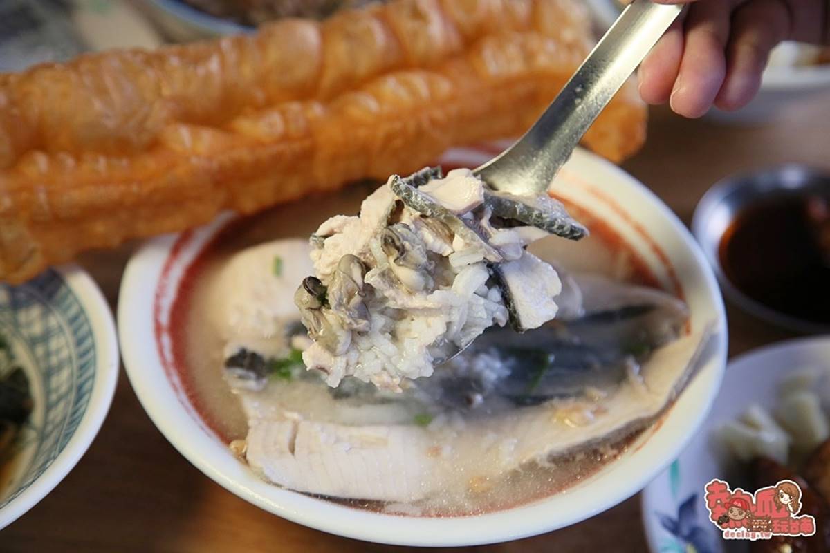 飄香81年！台南「虱目魚鹹粥」必搭油條更對味，全魚肉香腸想吃看運氣