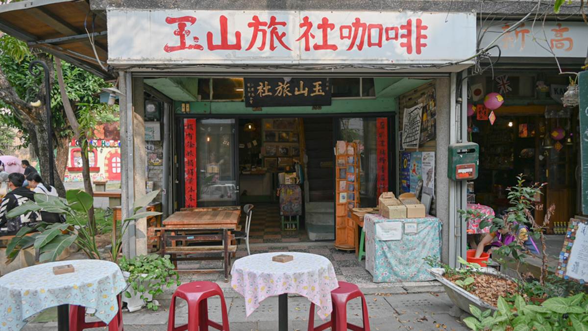 IG必打卡！嘉義70年老屋旅社變身咖啡店，懷舊木造建築超好拍、能小歇也能住１晚