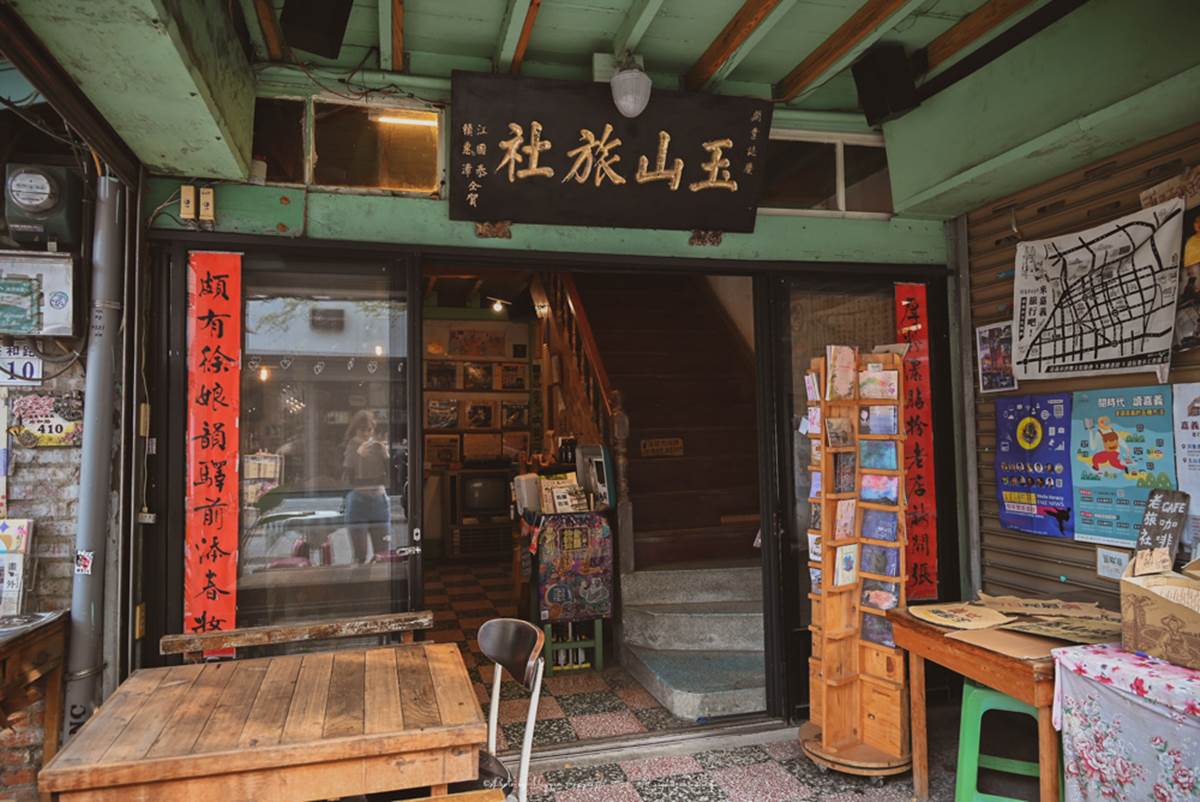 IG必打卡！嘉義70年老屋旅社變身咖啡店，懷舊木造建築超好拍、能小歇也能住１晚