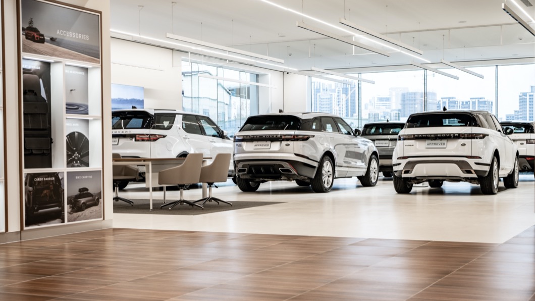 一樓為新車展示區，寬廣的空間可以一次展示16台新車。(圖片來源/ Jaguar)