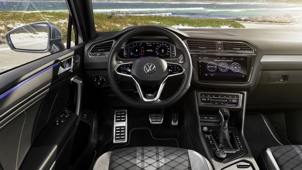 座艙導入新款方向盤設計，並將空調控制面板觸控化。(圖片來源/ Volkswagen)