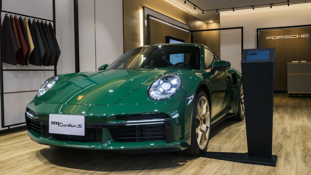 全台唯一Porsche Exclusive Manufaktur保時捷個人化自選色特殊烤漆 911 Turbo S 於Porsche NOW Tainan現場展示中。(圖片來源/ 尚騰汽車)