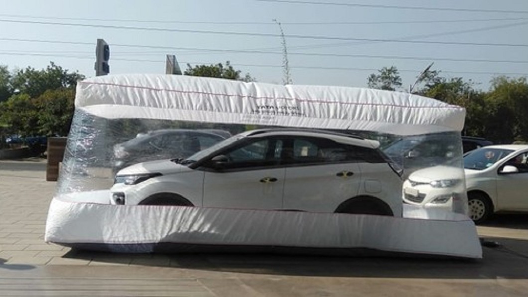 印度Tata將新車交給車主時使用「汽車泡泡」。(圖片來源/ Tata)