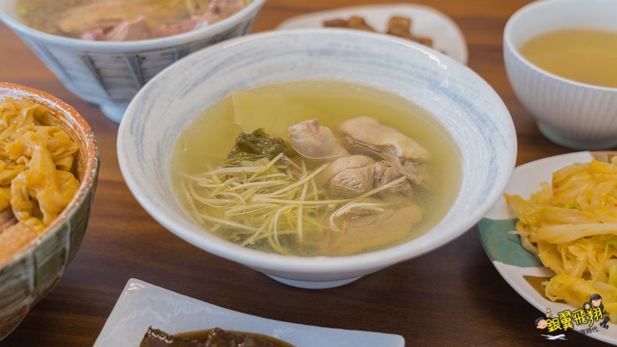 傳統小吃變身韓系「鴨肉店」！無骨鴨肥美多汁，金黃豬腳飯每日限量20碗也要搶