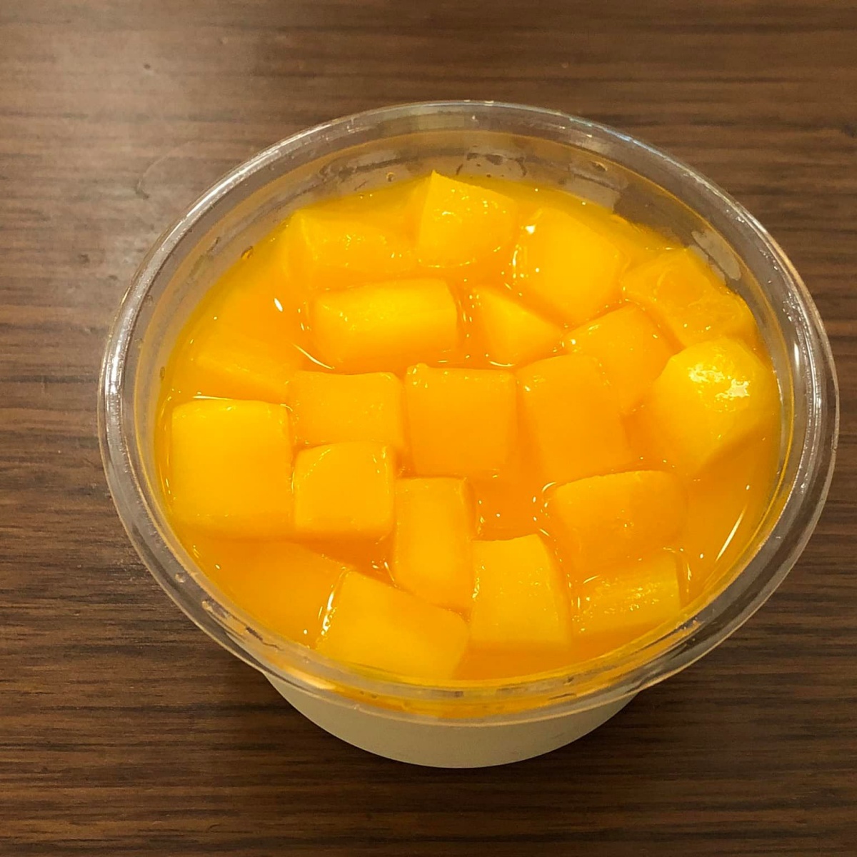 甜點控先衝好市多！夏季限定「芒果奶酪」１個50元有找，新鮮芒果丁鋪好鋪滿