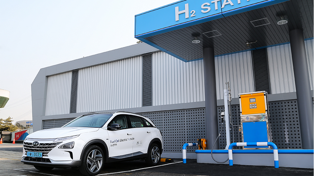 Hyundai量產的氫燃料電池車Nexo與加氫站。