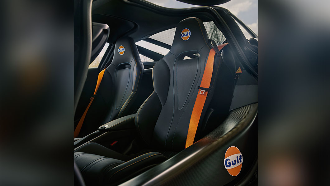 海灣石油塗裝裡安全帶也更換標誌性的螢光橘配色。（圖片來源/ McLaren）