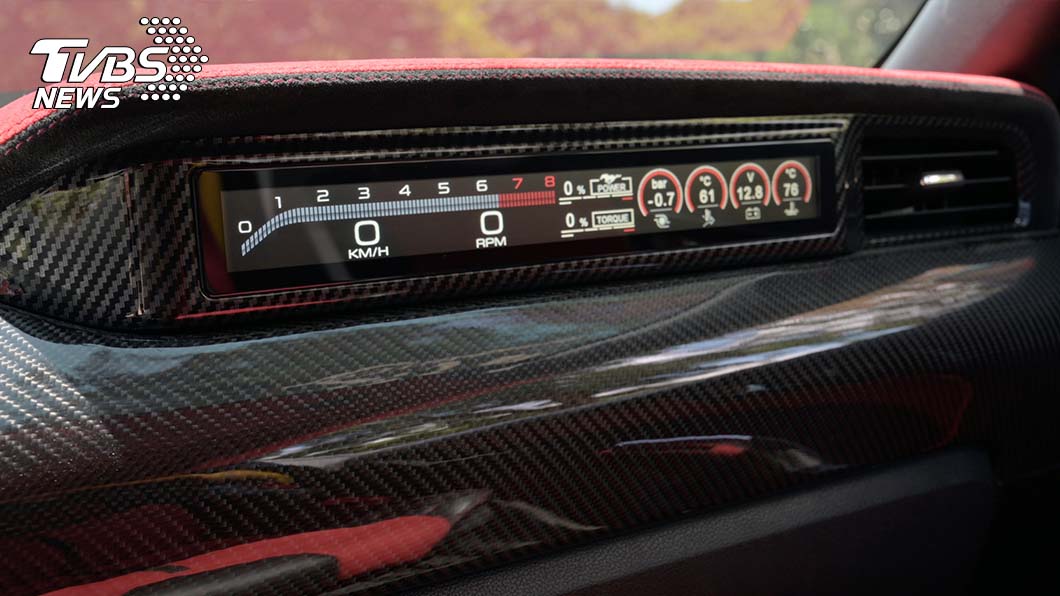 副駕手套箱上方改裝類Ferrari的轉速液晶螢幕。（圖片來源/ TVBS）