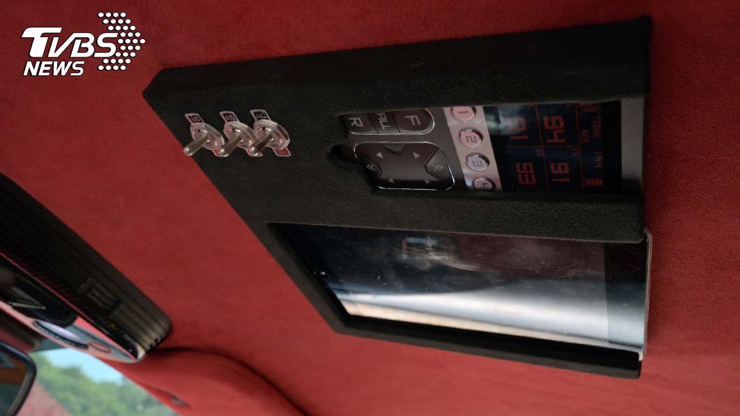 安裝在車頂蓬的多功能控制開關。（圖片來源/ TVBS）