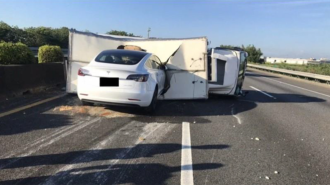 Tesla撞上側翻貨車事故即是因為駕駛過於信任駕駛輔助系統而疏於注意車前狀況所致。(圖片來源/ 高公局)