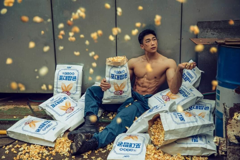 韓國猛男小鮮肉淋「爆米花雨」、秀「大肌肌」陶醉躺地板爆紅，網嗨翻：你比爆米花更可口