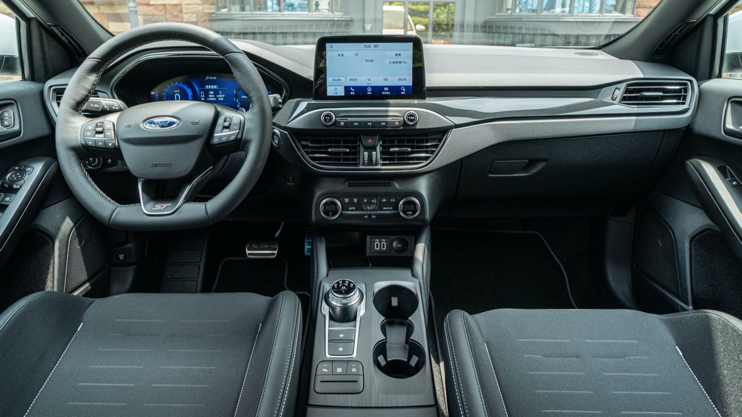 車上也配備有8吋懸浮式全彩LCD觸控螢幕、Qi無線充電座以及SYNC 3系統，帶來具有科技感的使用體驗。(圖片來源/ Ford)