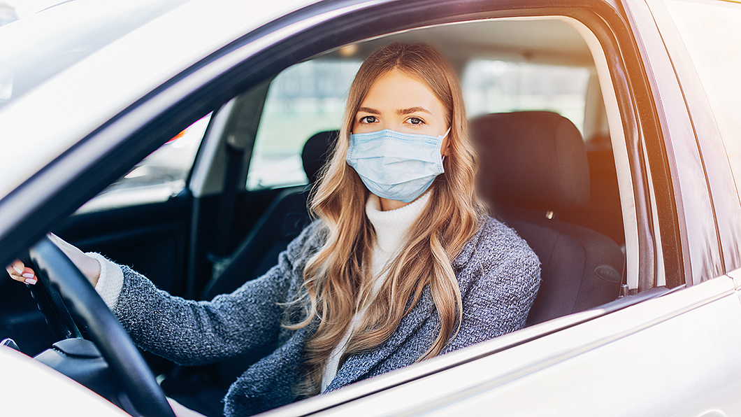 疾管署認為踏出家門就算是外出，開車過程也是外出一部分，需要全程佩戴口罩。(圖片來源/ Shutterstock)