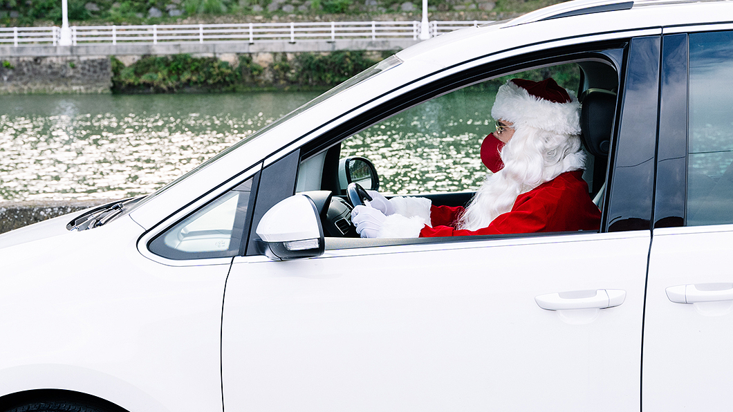 聖誕老人開車都戴好口罩了，我們還有理由拿下來嗎？(圖片來源/ Shutterstock)
