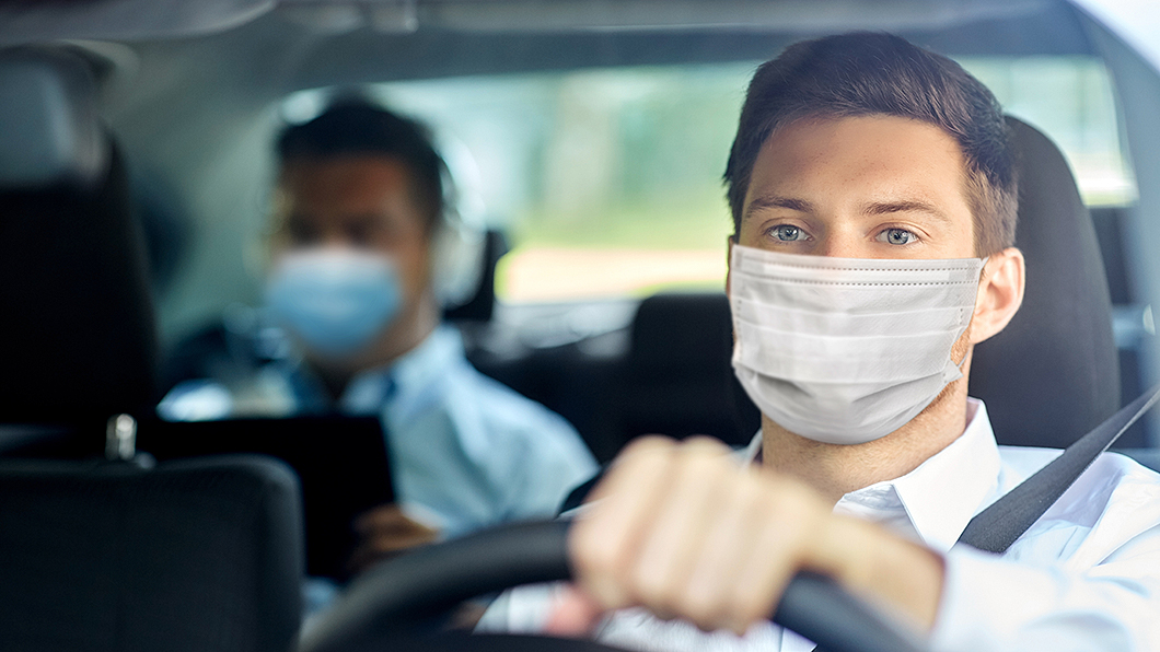 兩人以上同車才需強制配戴口罩。(圖片來源/ Shutterstock)