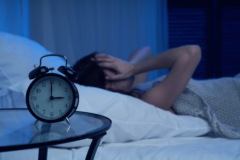 夜晚燈光、手機、電腦都是發胖元凶！不想「熬夜胖」，從這4習慣培養優質睡眠