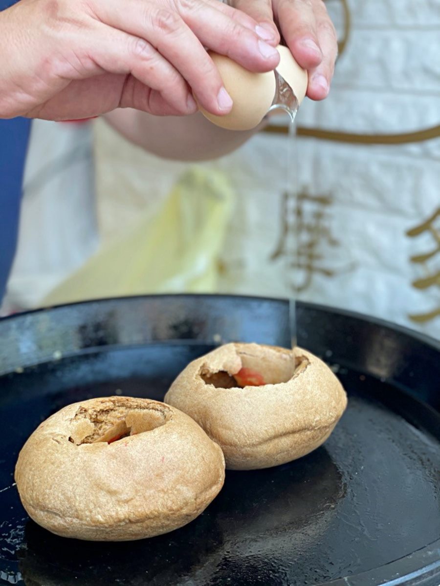 想吃要先上網查！台南傳統「麻油椪餅+煎蛋」鹹甜唰嘴，再加龍眼乾口感更豐富