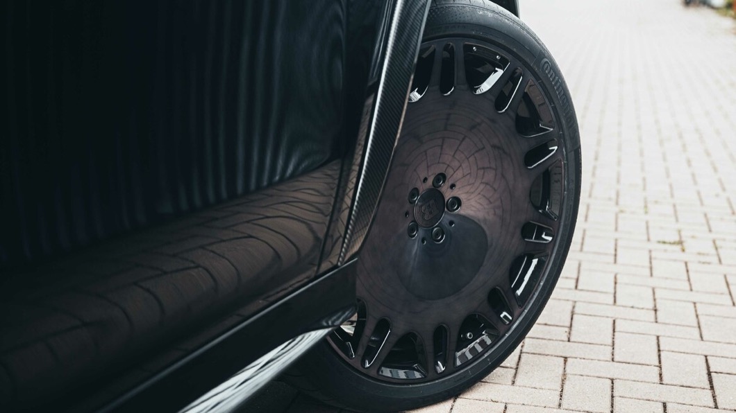 輪圈採用24吋超大規格，這款輪圈也是經由Brabus特別設計打造。(圖片來源/ Brabus)