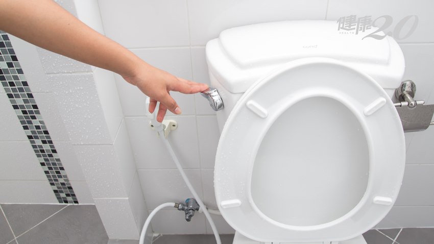 沖馬桶時，新冠病毒可飛到「1個人的高度」 醫提醒：上廁所4步驟