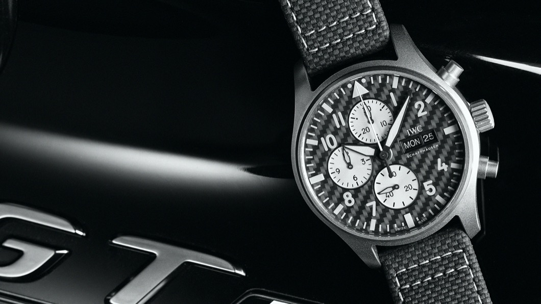 這款腕錶用上了鈦合金和碳纖維材質打造，尺寸為適中的43mm，並且用上IWC自製69358機芯。(圖片來源/ M-Benz)