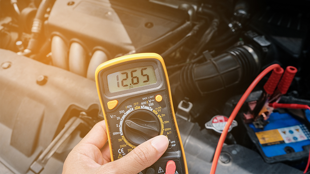普通車用電瓶正常電壓應該在12.2~12.8之間。(圖片來源/ Shutterstock) 