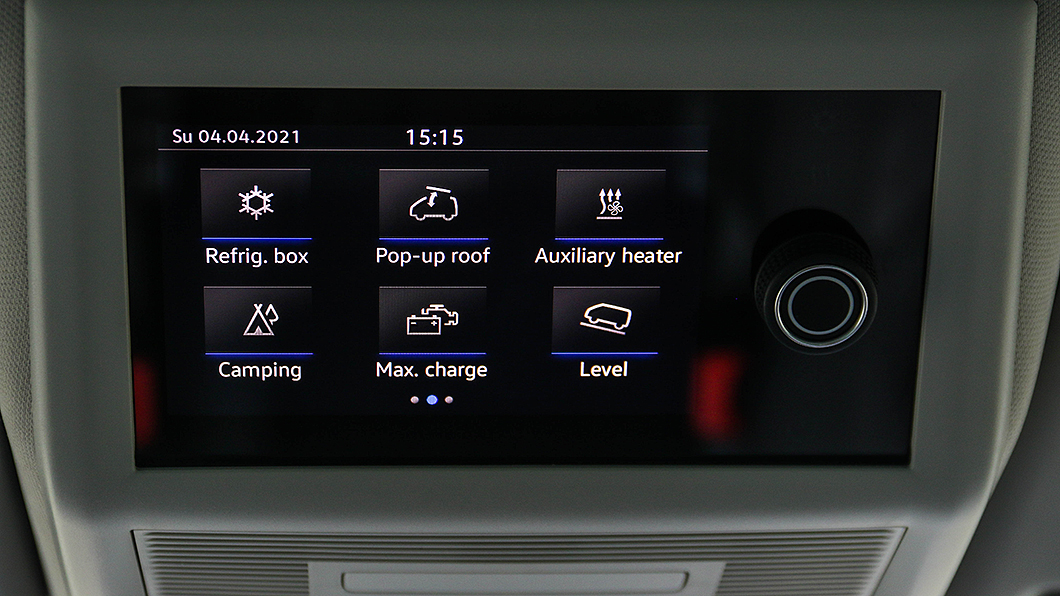車頂多功能控制介面改為多點觸控面板，作業系統也升級為圖像模式。