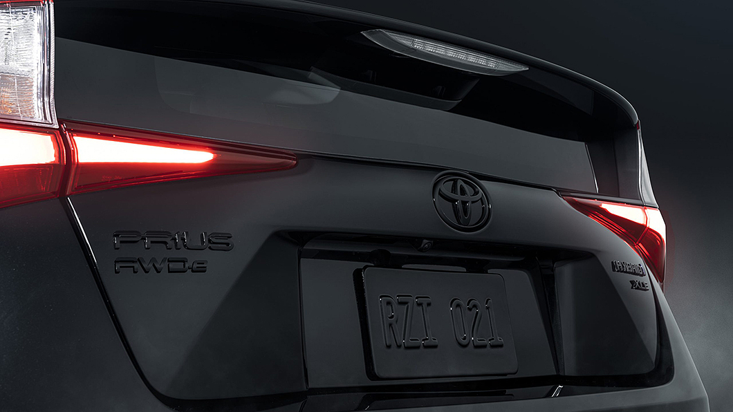 車尾廠徽、車名標示，甚至是Hybrid銘牌都採用黑色處理。(圖片來源/ Toyota)