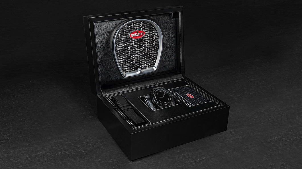 原廠附有精美錶盒，並同步提供兩組錶帶搭配。(圖片來源/ Bugatti)