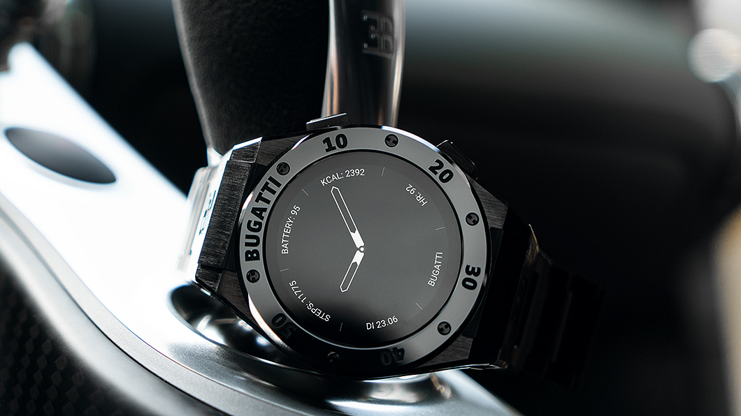 錶面為藍寶石防刮鏡面，錶圈則是陶瓷材質打造。(圖片來源/ Bugatti)