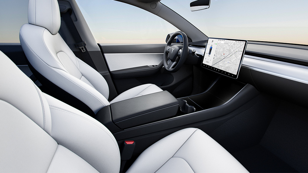 美國當地最新交車的Model 3、 Model Y已經取消副駕腰靠調整功能。（圖片來源/ Tesla）