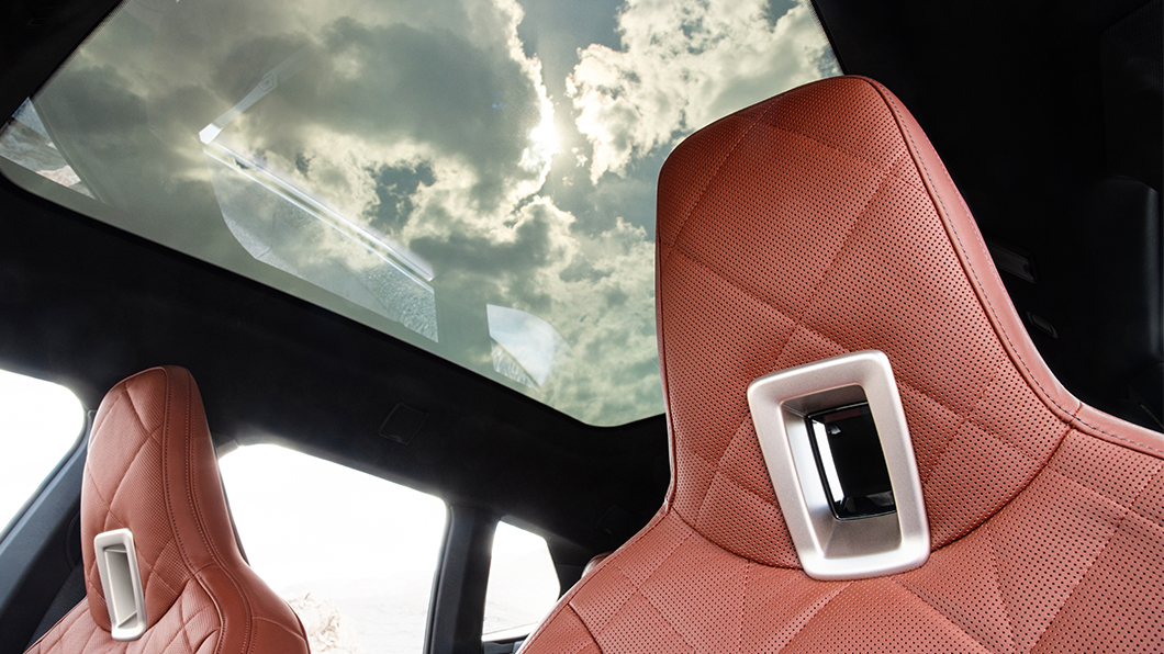 iX全車系標配電動可變色遮陽全景式天窗。（圖片來源/ BMW）