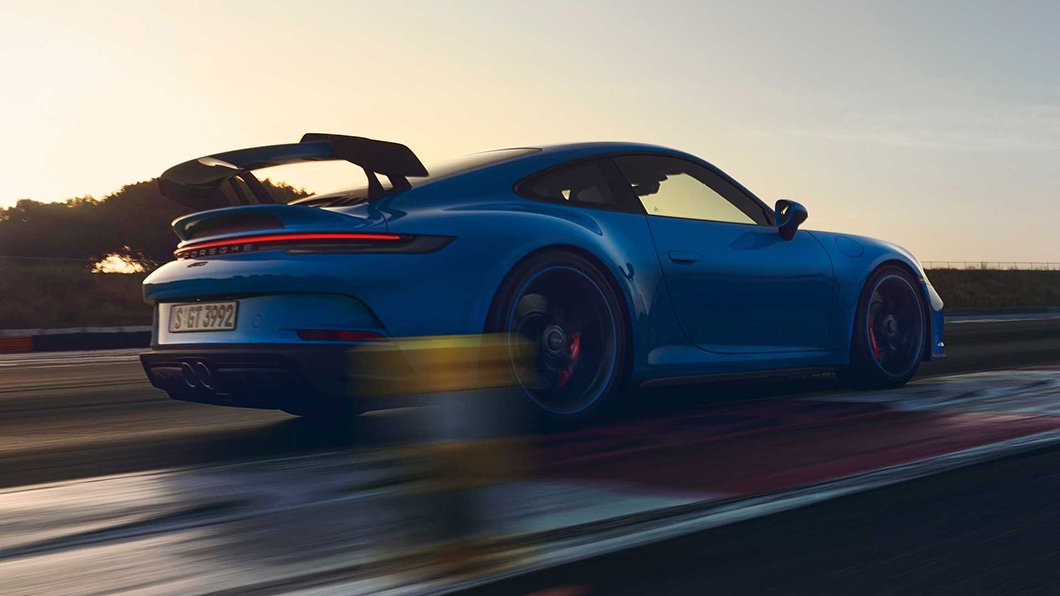 輕度偽裝、現蹤紐柏林的911 GT3 RS針對空氣動力學和底盤進一步改造，巨大的新尾翼和賽車規格的天鵝頸支架（Swan Neck mounts）展現其熱血硬派！（圖片來源/ Porsche）