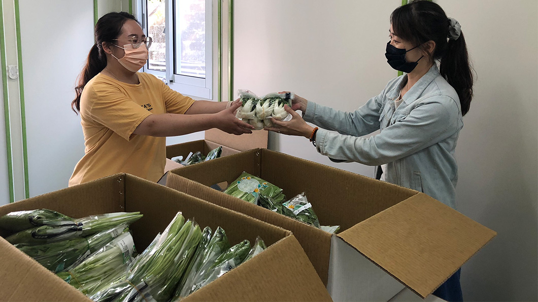 中華汽車防疫補給站為同仁採購逾百斤之新鮮蔬菜。（圖片來源/ 中華汽車）