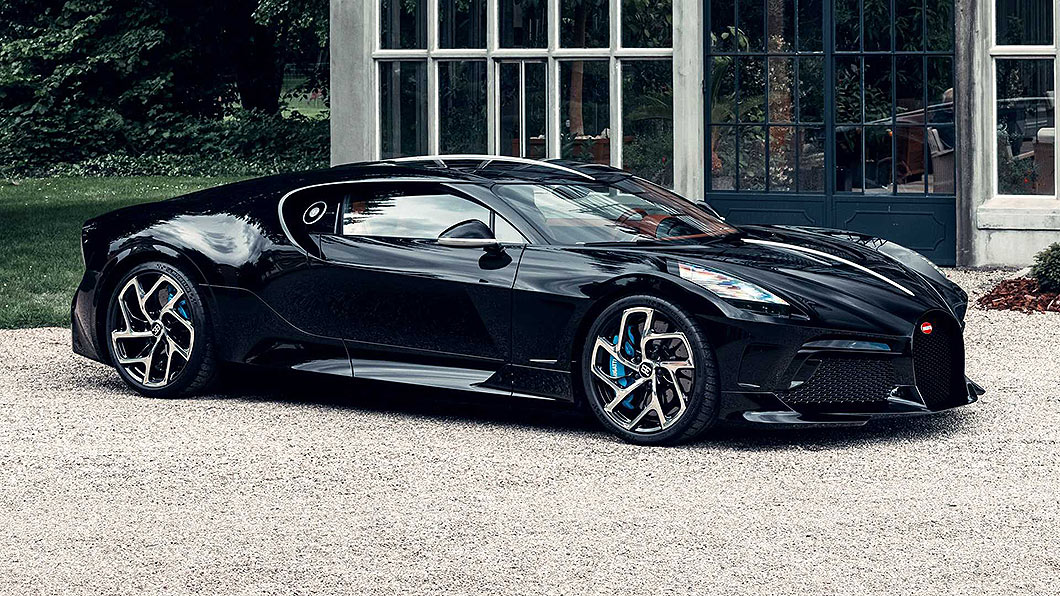 以品牌經典Type 57 SC Atlantic為靈感來源，黑色塗裝與車身輪廓都可以嗅到古典氣息。（圖片來源/ Bugatti）