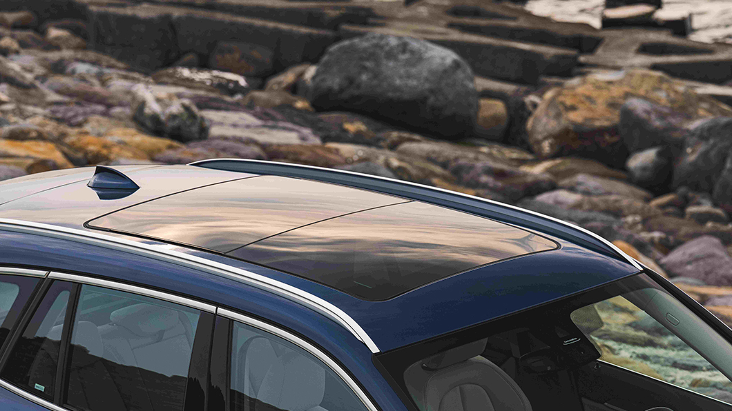 全新BMW X1 Deluxe Edition豪華版配有全景式電動玻璃天窗。（圖片來源/ BMW）