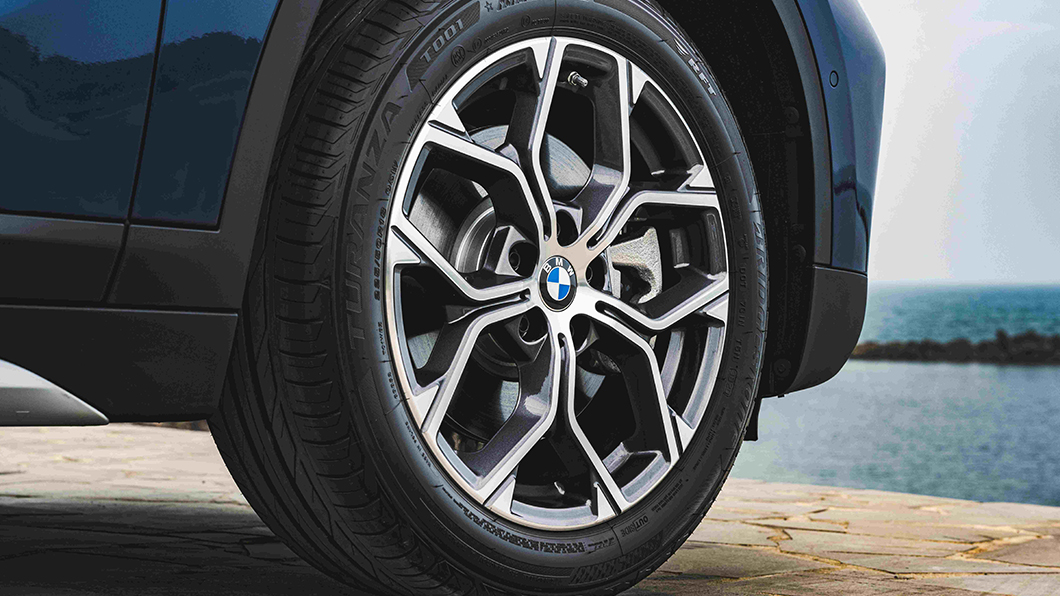 全新xLine專屬銀色車側飾條與全新xLine專屬18吋Y輻式輪圈。（圖片來源/ BMW）