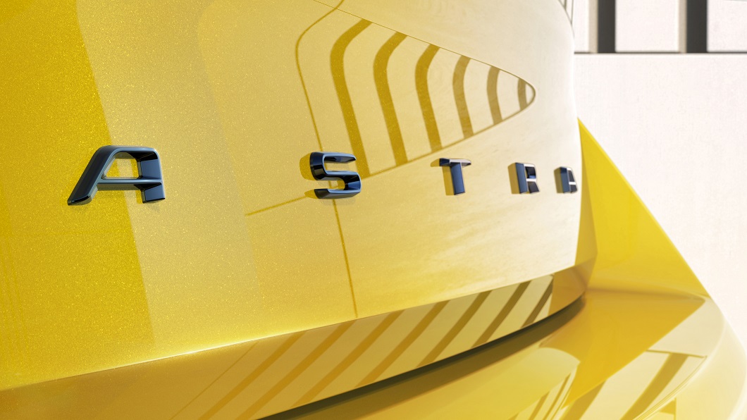 外觀設計上走簡潔俐落路線的改款新車，車尾門上也貼有大大的Astra銘牌，完全跟上目前主流設計手法。（圖片來源/ Opel）