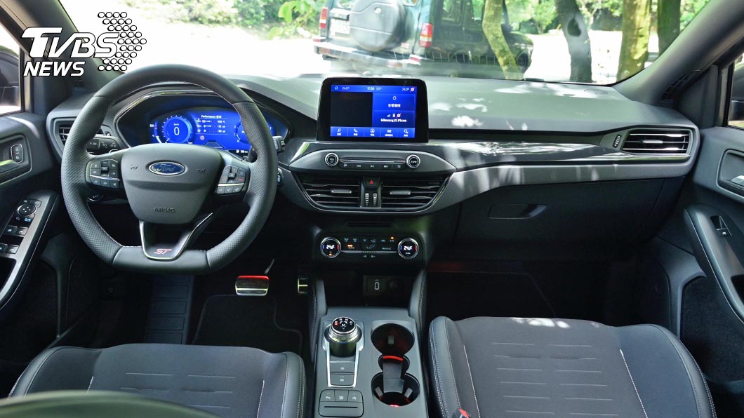 Focus ST Wagon SLS車艙鋪陳與標準版一致，惟取消前座置頂眼鏡盒、抬頭顯示器與B＆O音響喇叭。