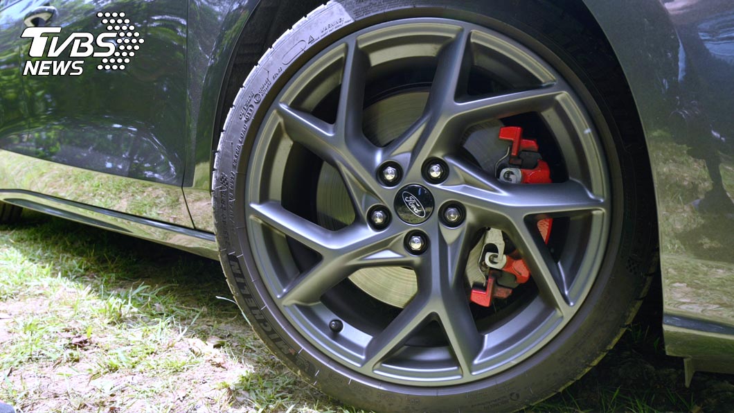 Focus ST Wagon SLS鋁圈尺寸降至18吋，配胎則仍為具備高運動性的米其林Pilot Sport 4S。