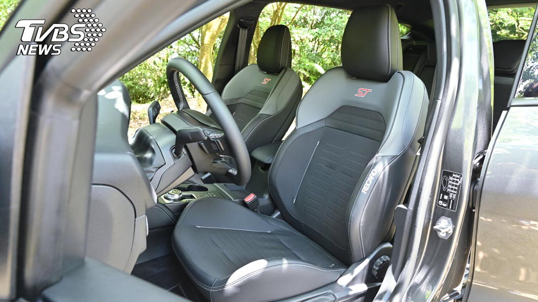 Recaro跑車座椅提供出色的軀體支撐性，是Focus ST Wagon SLS標準配備。