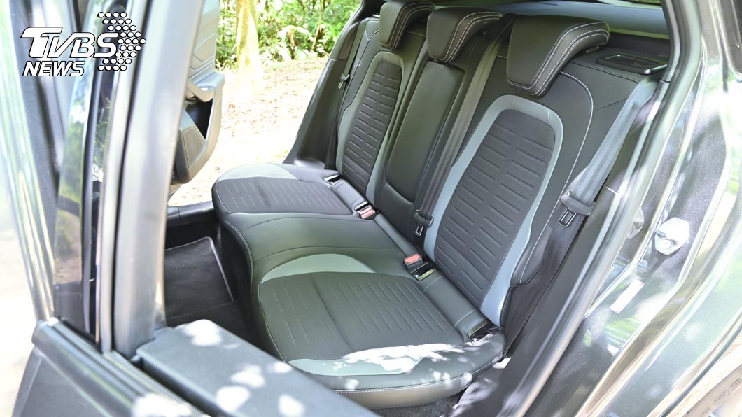 Focus ST Wagon SLS的車頂線條向後延伸，提供充裕且低壓的後座乘坐空間。