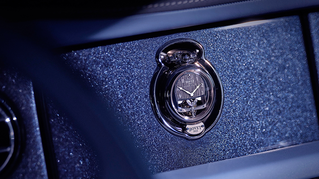 腕錶可以安置在中控台中央，並且測試通過汽車震動與碰撞標準。（圖片來源/ Rolls-Royce）
