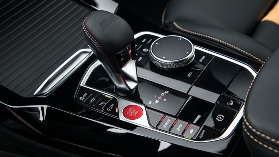 中控台下方也配置全新設計的排檔桿介面，並整合引擎啟動鈕、電子手煞車、陡坡緩降控制等功能按鍵以及iDrive系統按鍵旋鈕。(圖片來源/ BMW)