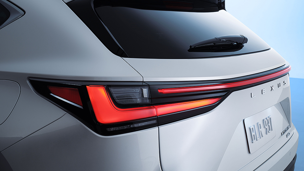 導光式LED尾燈搭配貫穿是光帶，加上改用品牌字樣作為車尾品牌標示，讓車尾視覺感受更為新穎。(圖片來源/ Lexus)