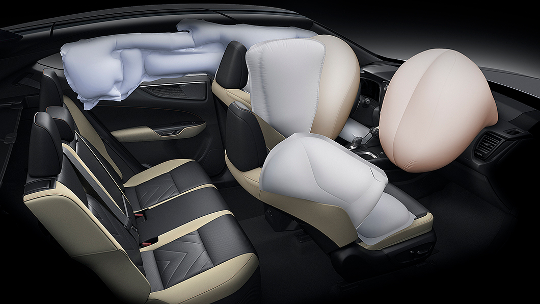 首度提供前座中央氣囊選擇。(圖片來源/ Lexus)